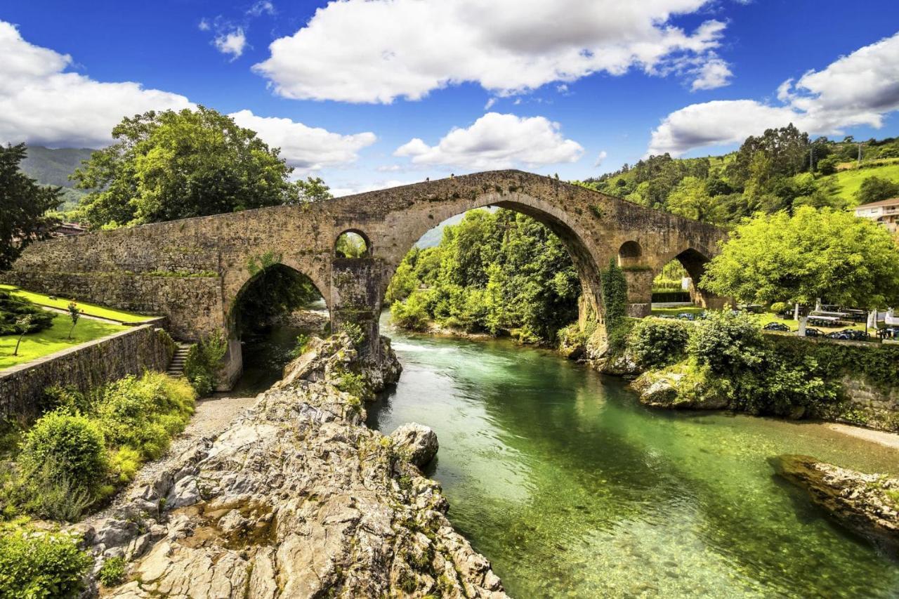 Cangas De Onis A Orillas Del Rio Sella Exterior foto