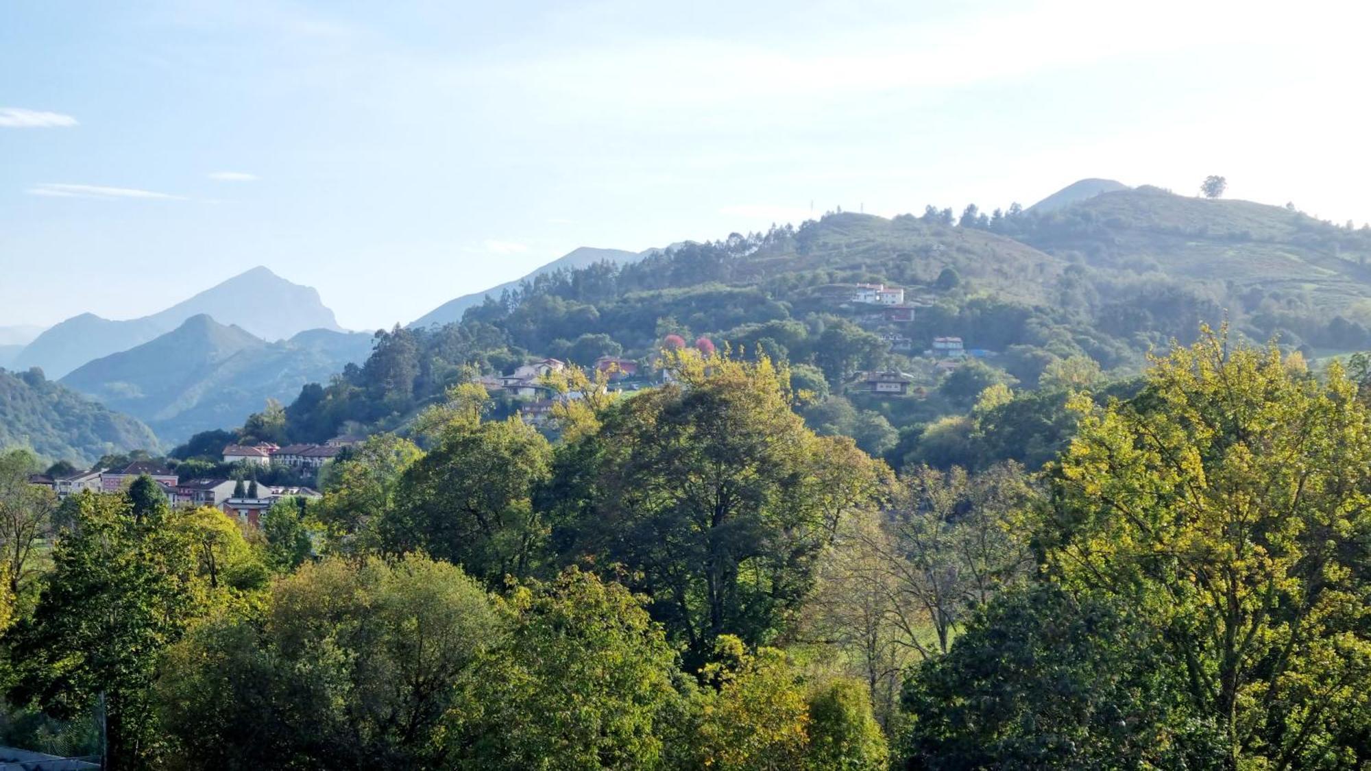 Cangas De Onis A Orillas Del Rio Sella Exterior foto